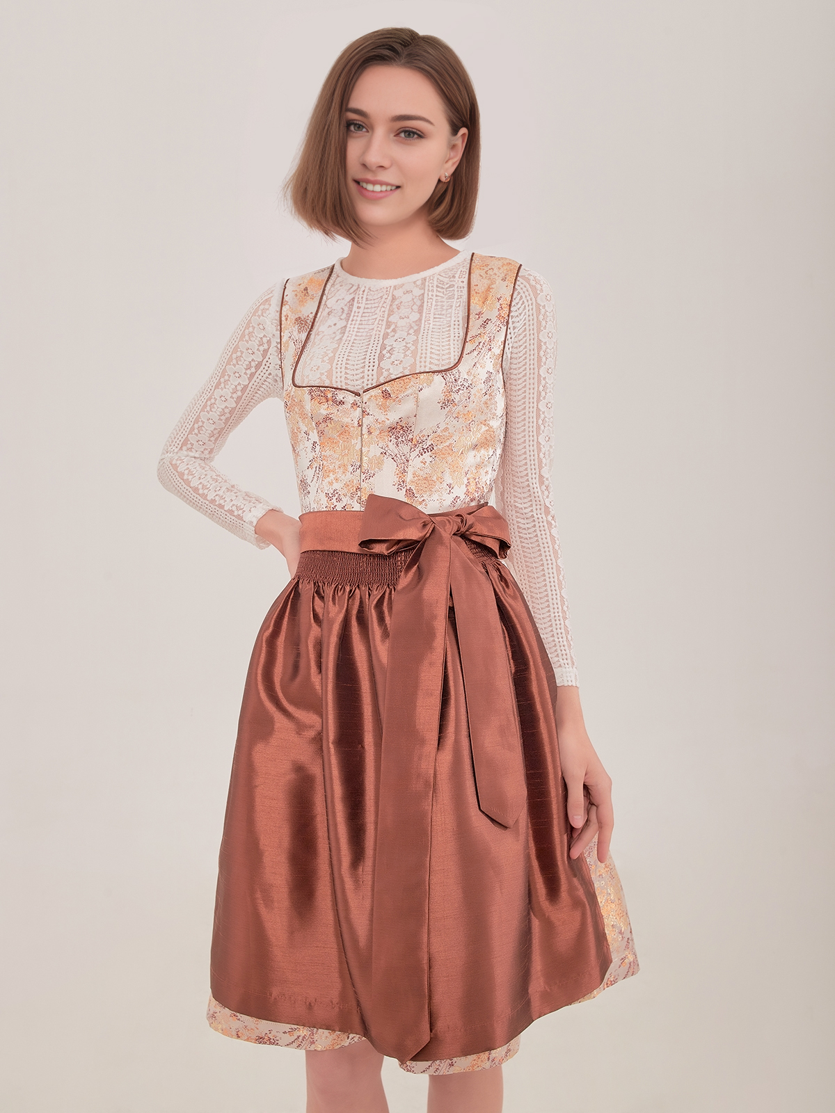 Goldenes Dirndl in sonnigem Gelb