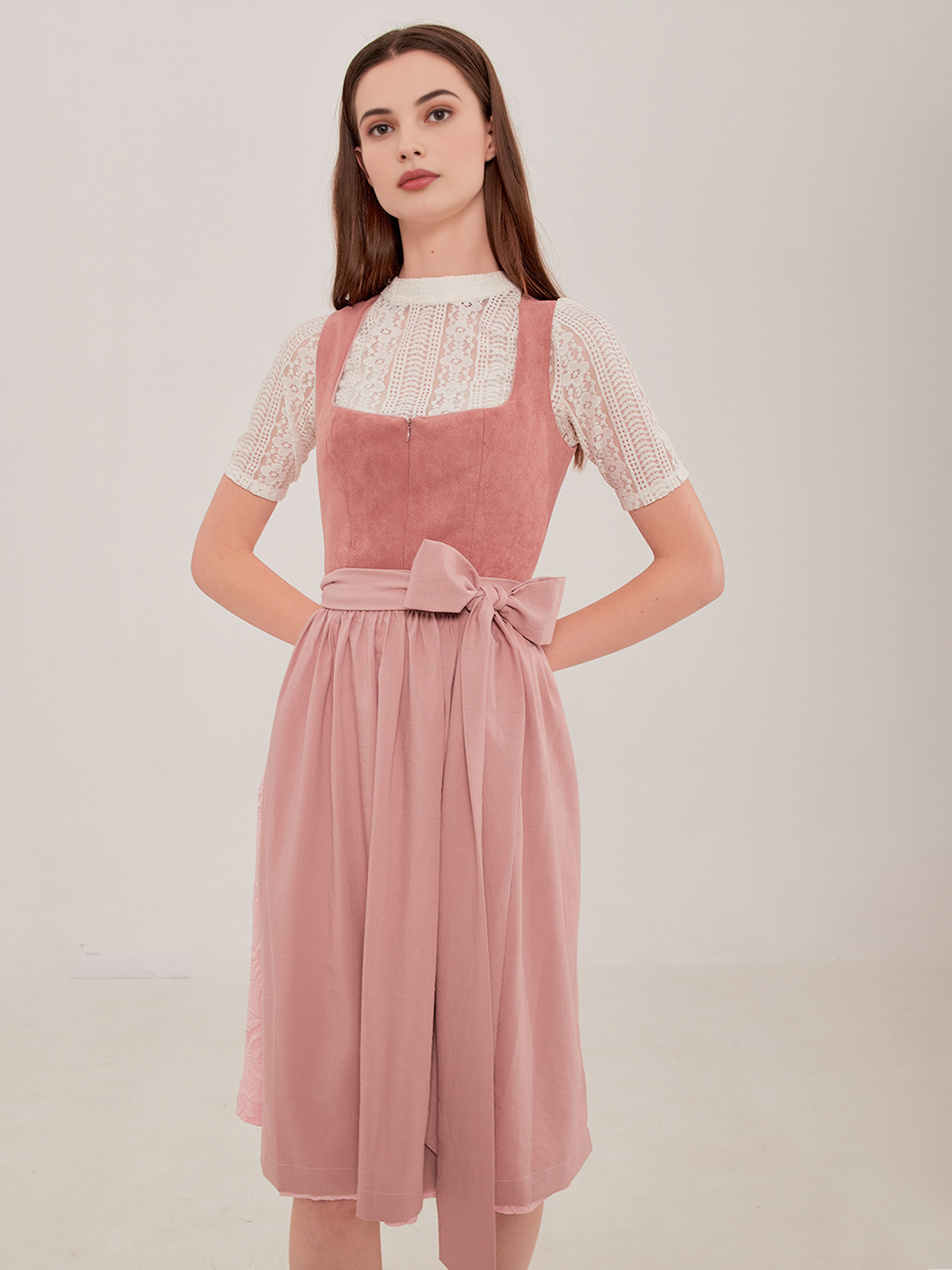Gelbes Dirndl mit floralen Details