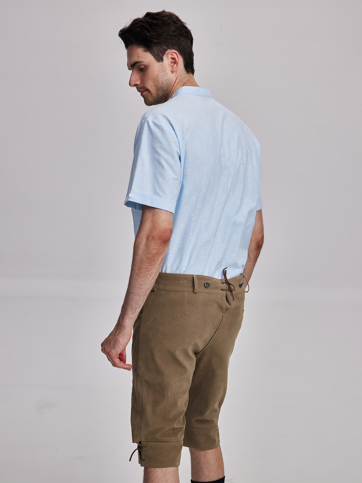 Dirndl in Blau mit Stickereien