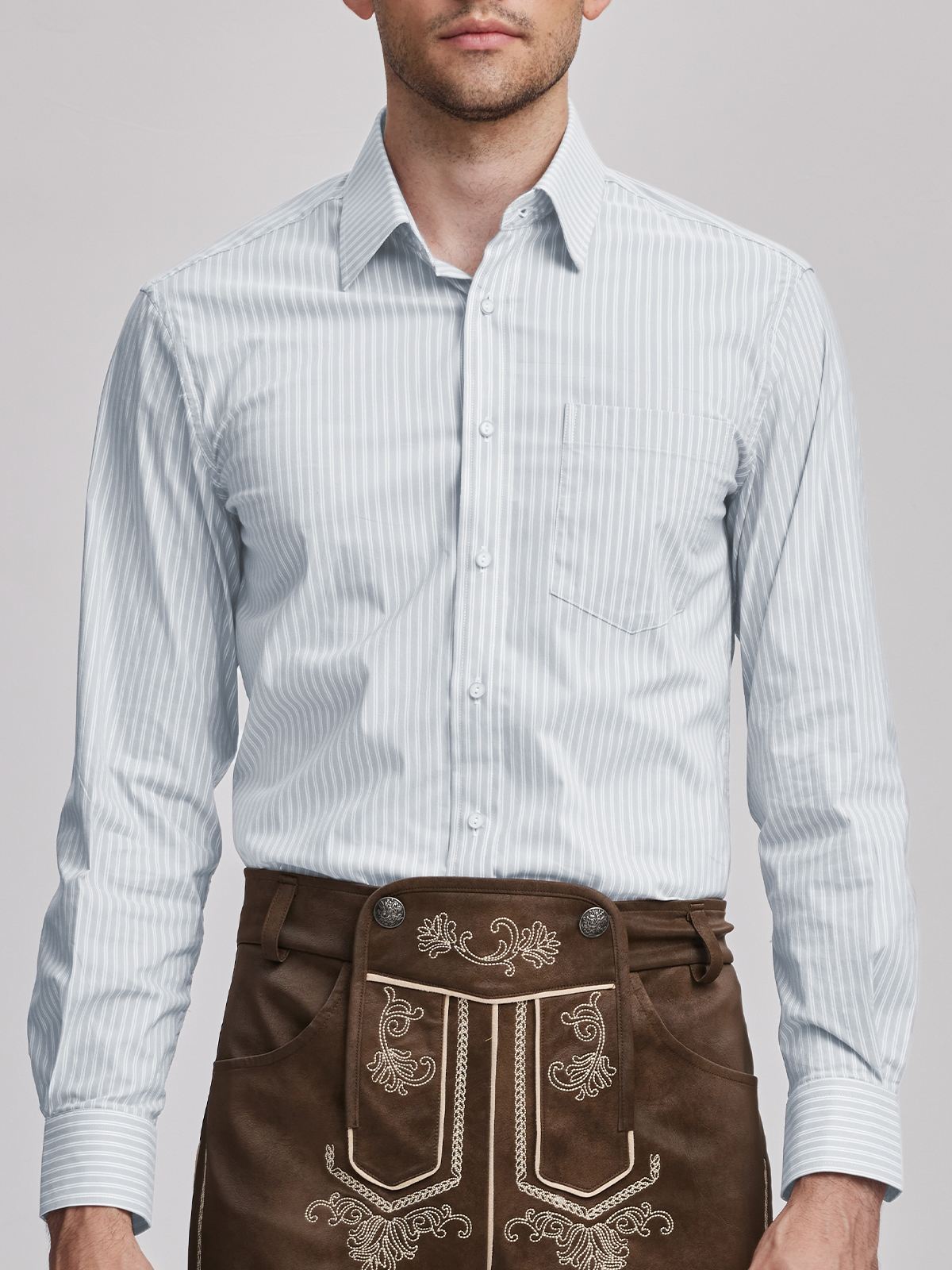 Dirndl-Styling mit grauem Hemd