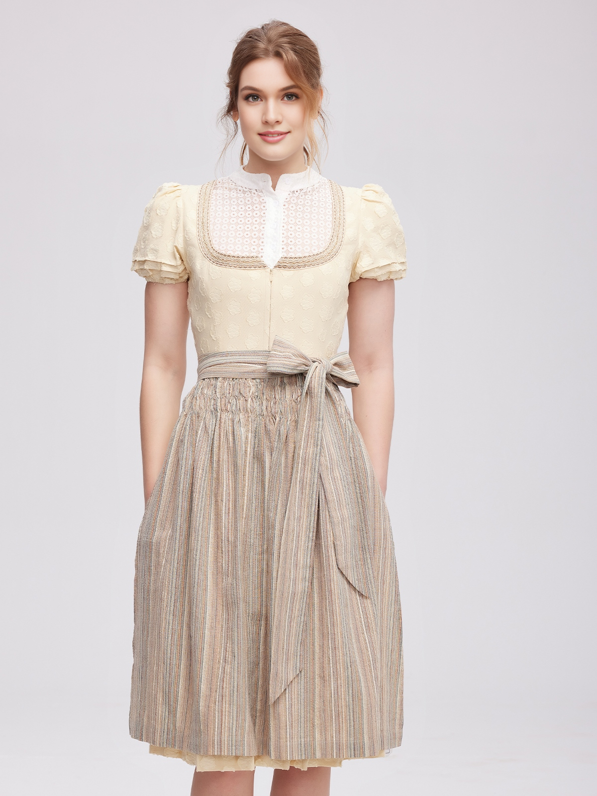 Dunkelrotes Dirndl mit feinen Stickereien