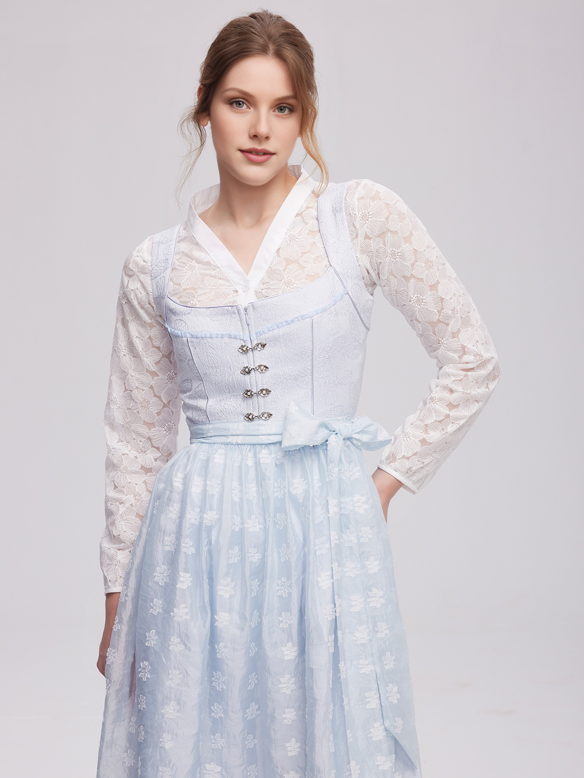 Modernes Dirndl in Blau mit zeitgemäßem Schnitt