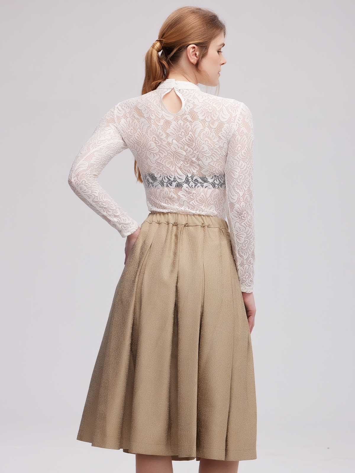 Dirndl mit extremem Ausschnitt