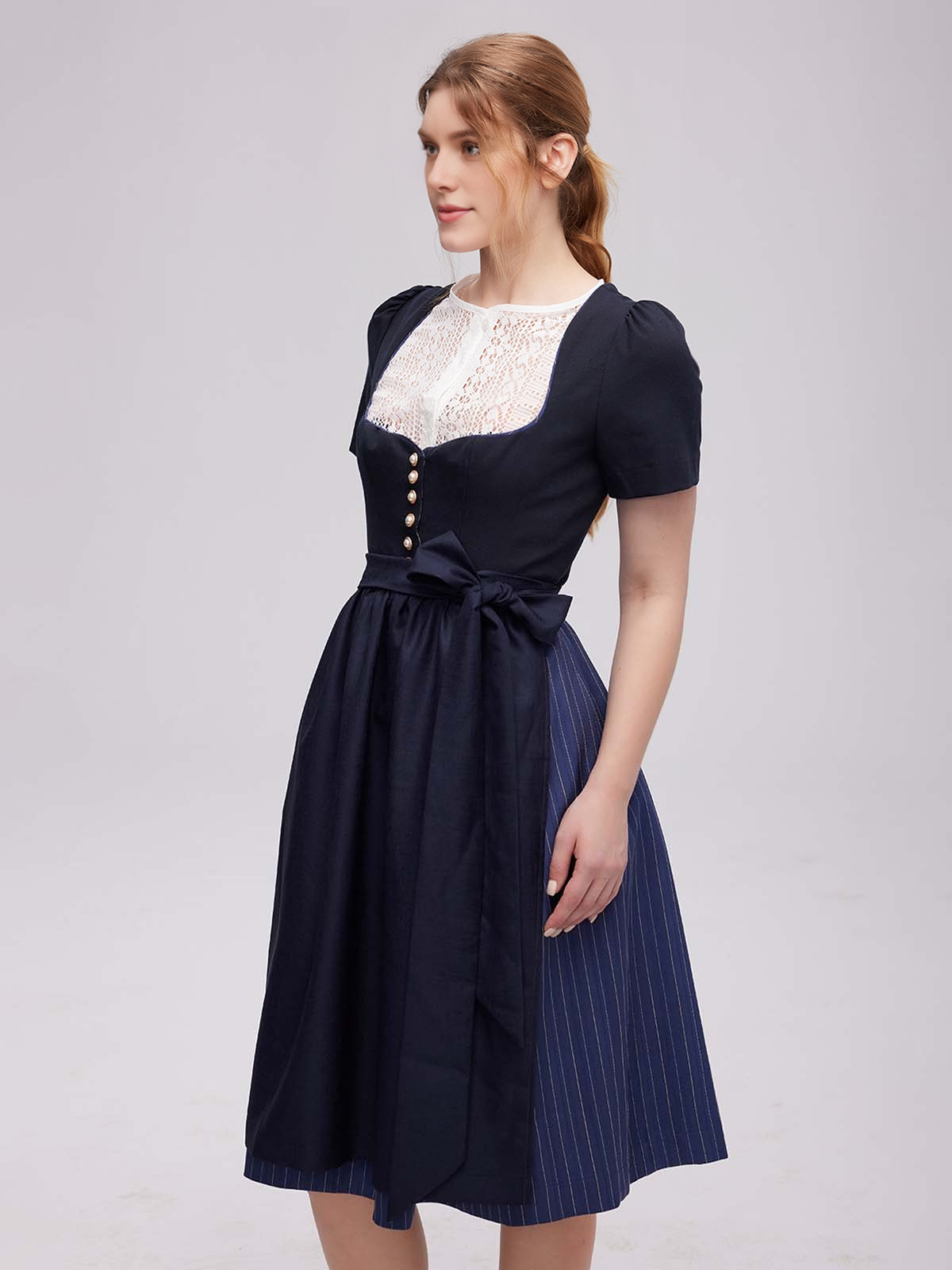 Dirndl in Blau mit Ausschnitt