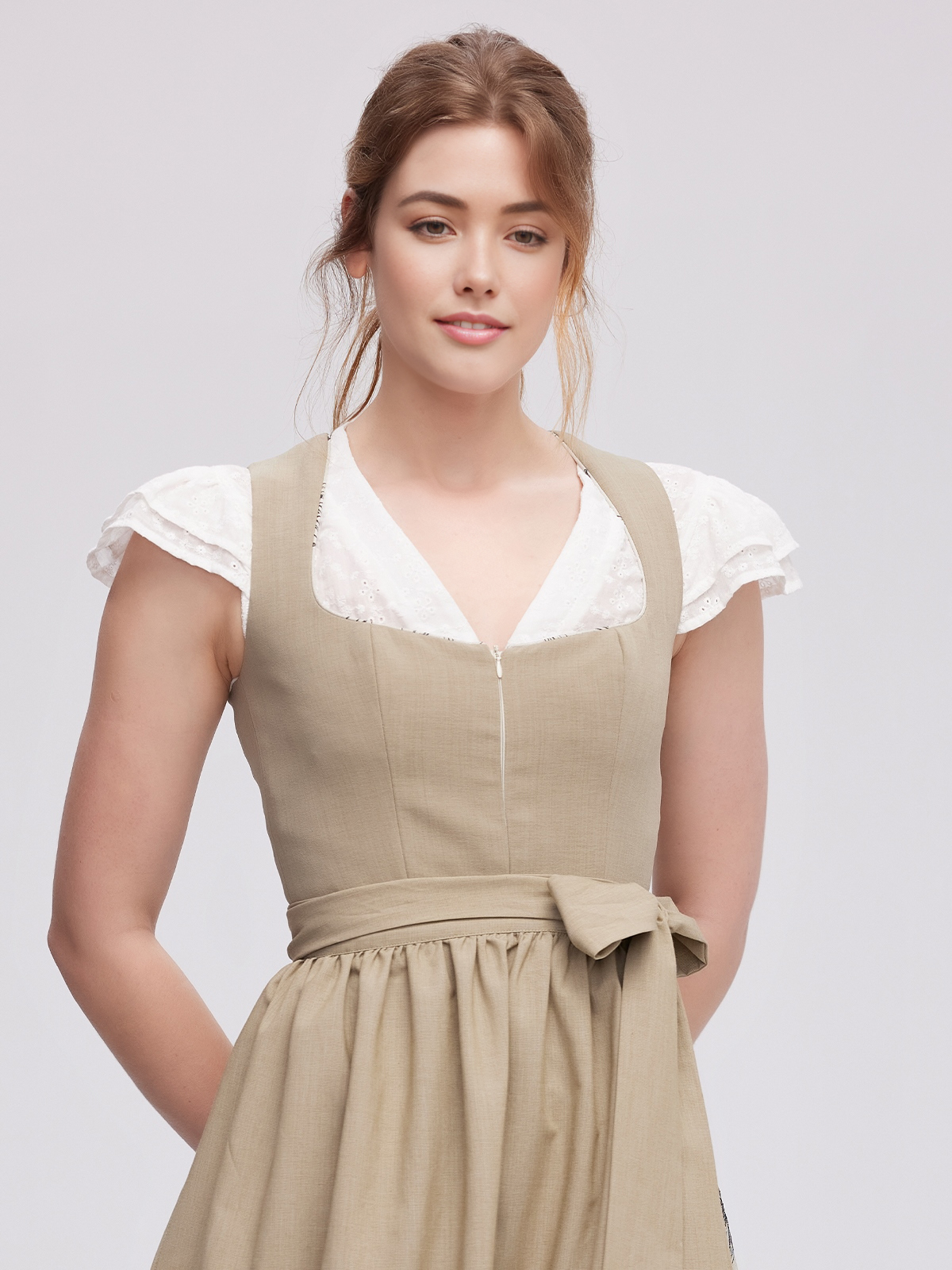 Hellblau Dirndl mit grüner Schürze