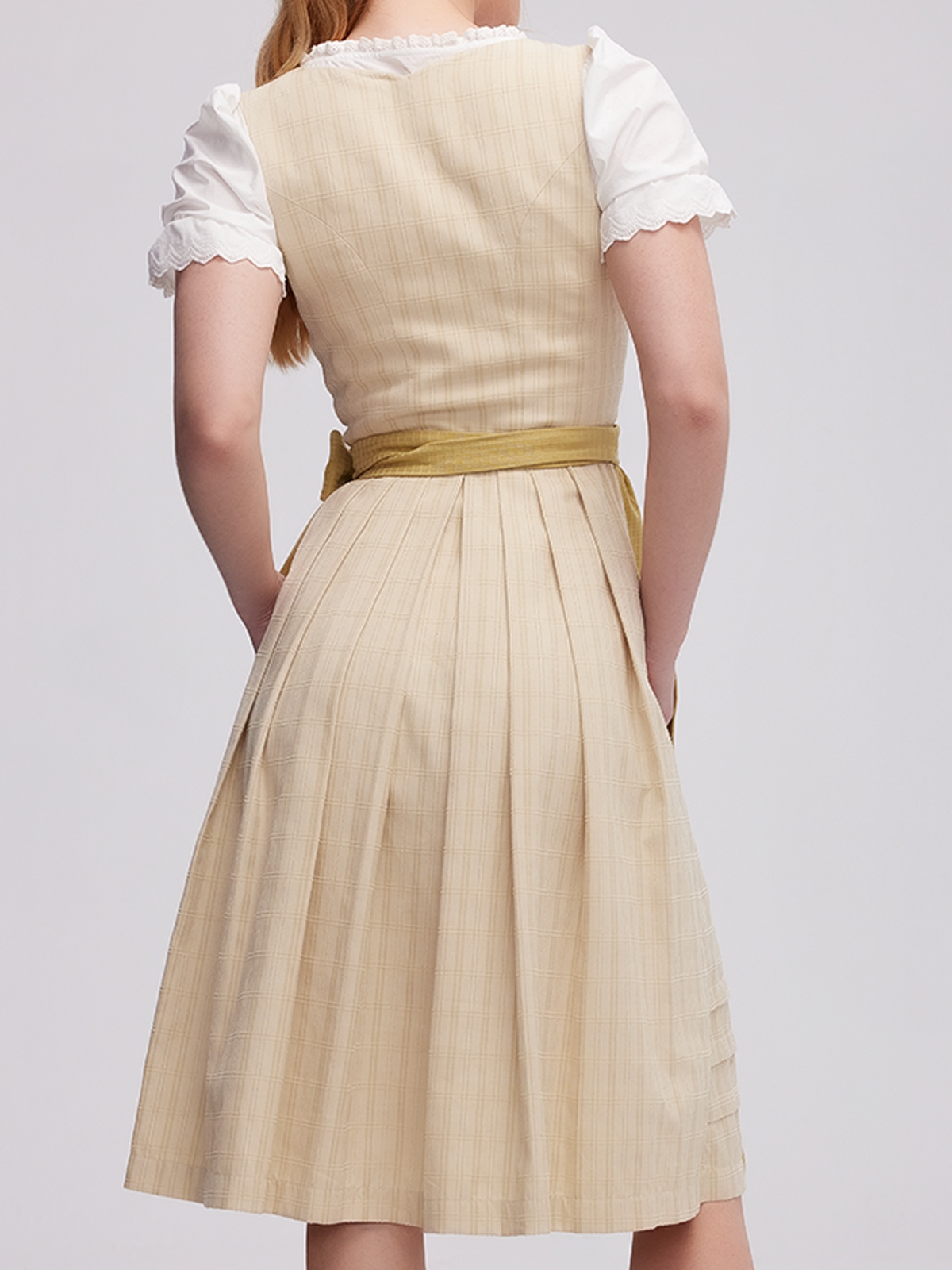 Ein grünes Dirndl mit floraler Schürze – perfekt für festliche Anlässe