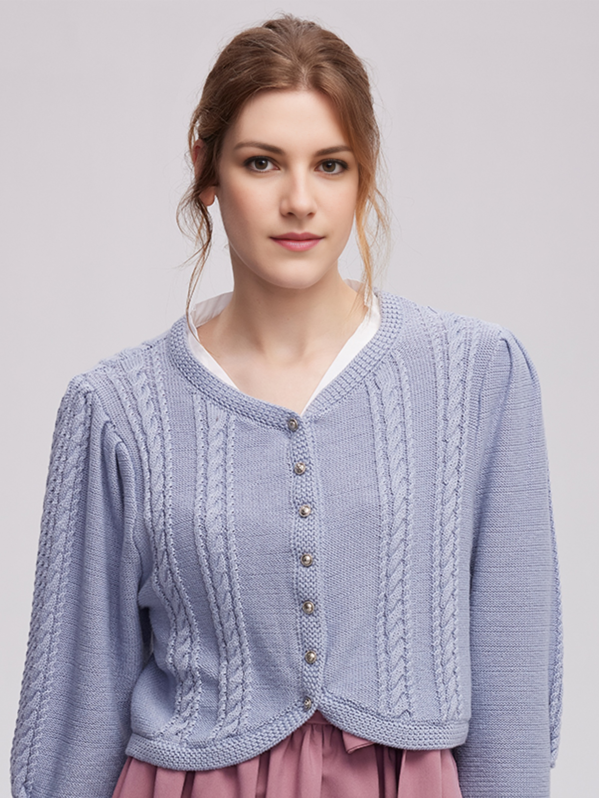 Ein elegantes weißes Dirndl mit blauen Akzenten