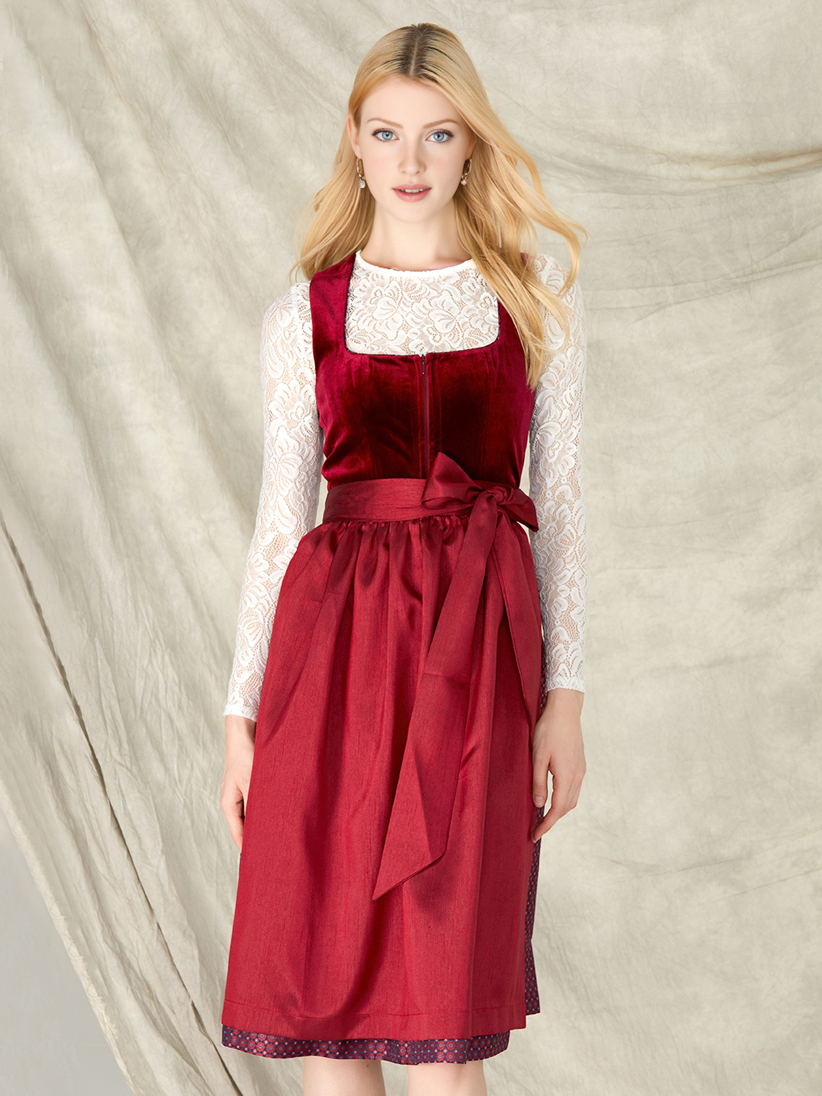 Moderne Dirndl in Rot