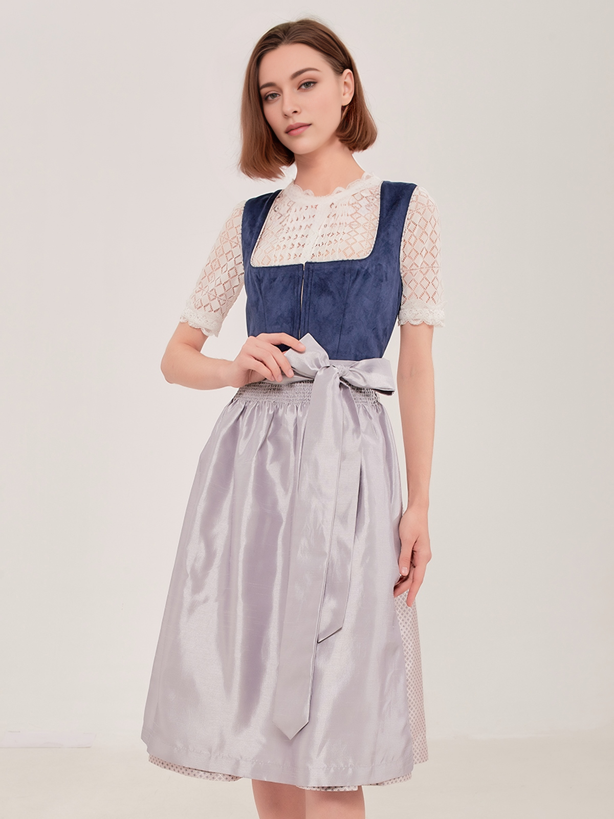 Ein elegantes blaues SamtDirndl mit aufwendiger Stickerei