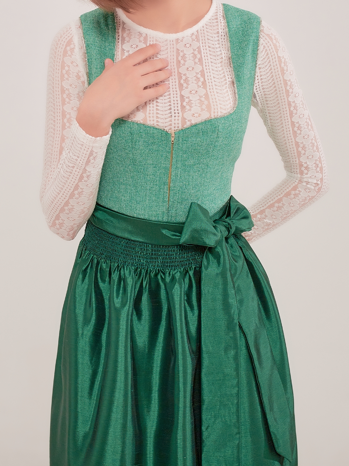 Schwarze Dirndl Bluse in Kombination mit blauem Dirndl