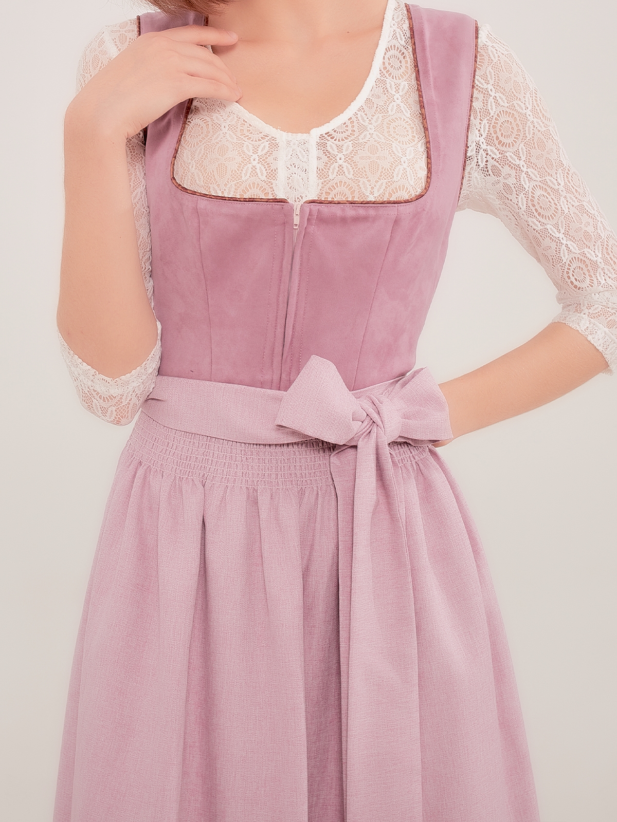 Dirndl Gelb in lila Umgebung