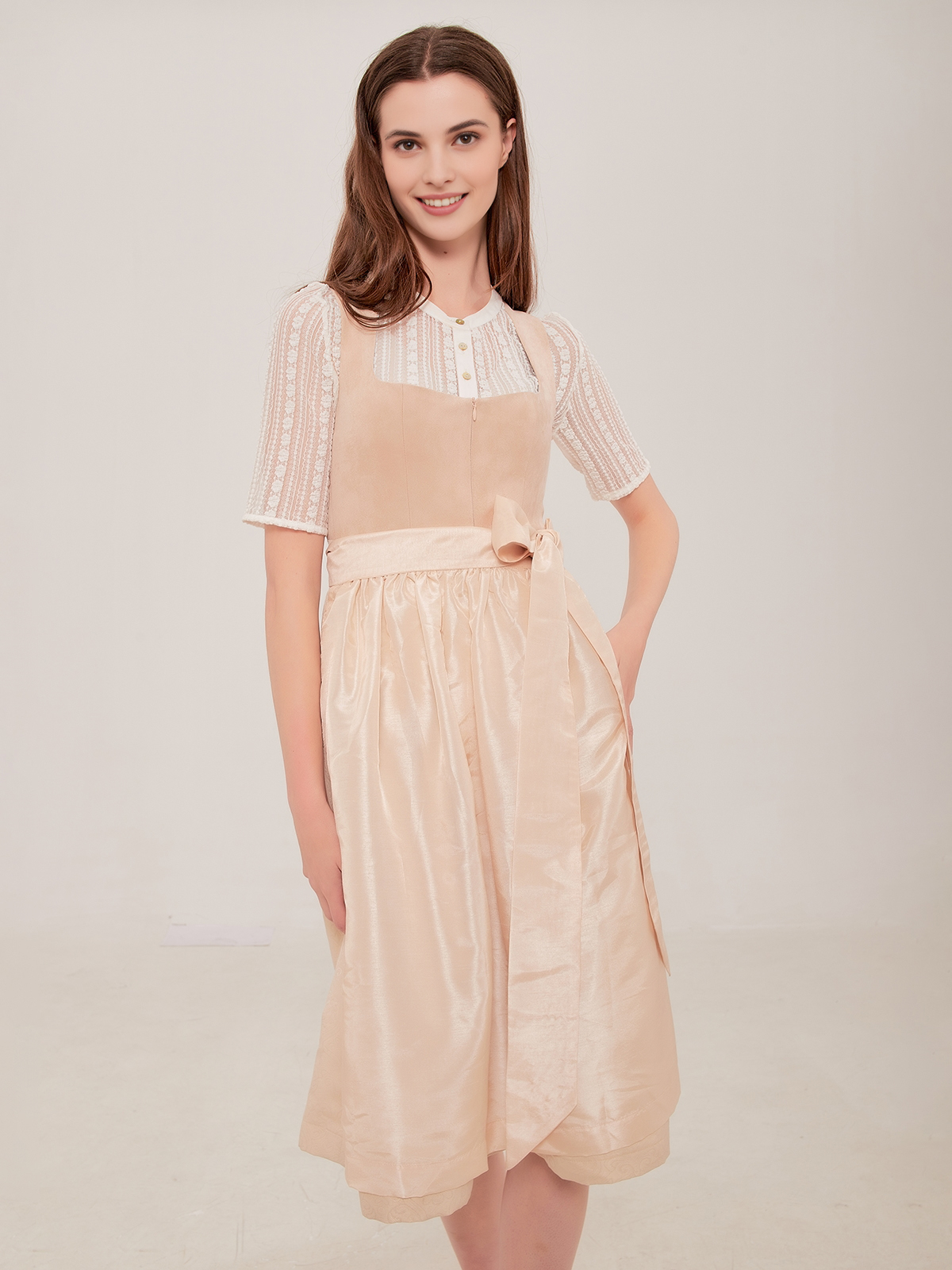 Modernes Dirndl in Beige – schmal geschnitten und alltagstauglich