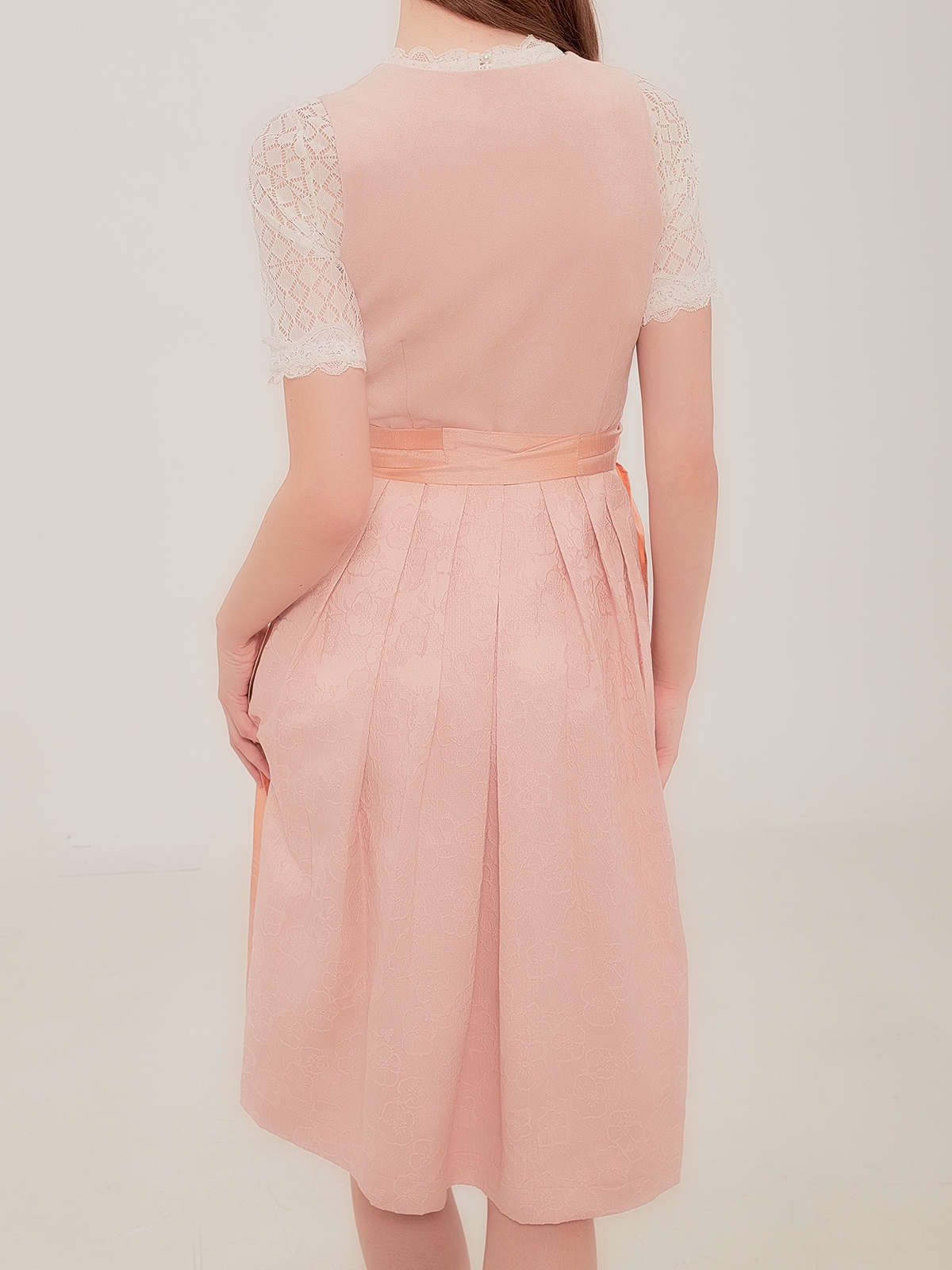 Modernes Dirndl in Rosa – perfekt für den Alltag