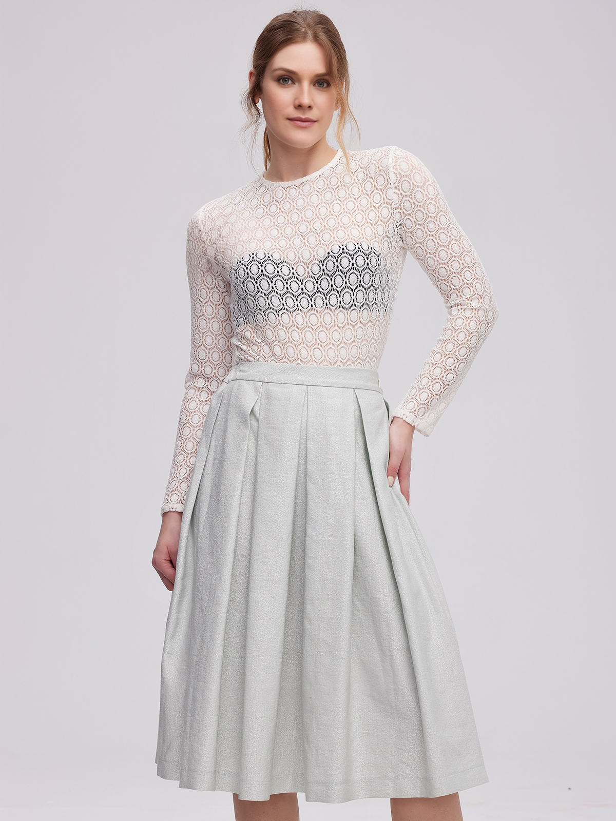 Beige Dirndl mit grünen Akzenten