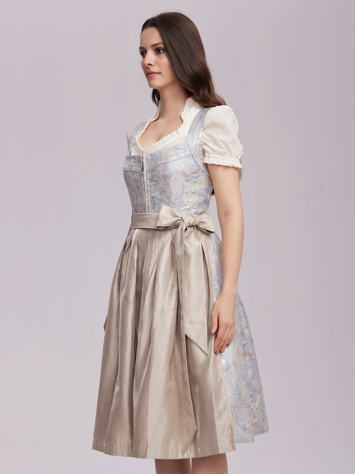 Dirndl Blau Rot – Eleganz und Tradition