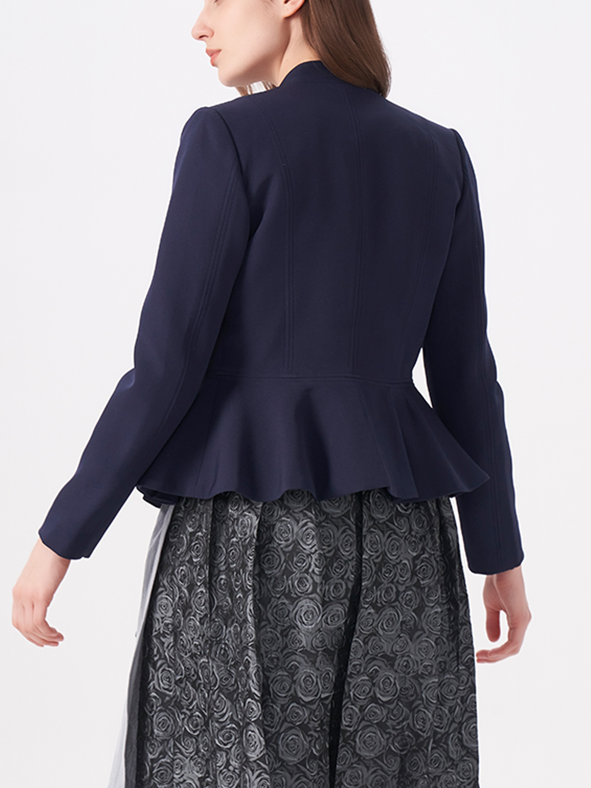 Grünes Dirndl mit traditioneller Bluse
