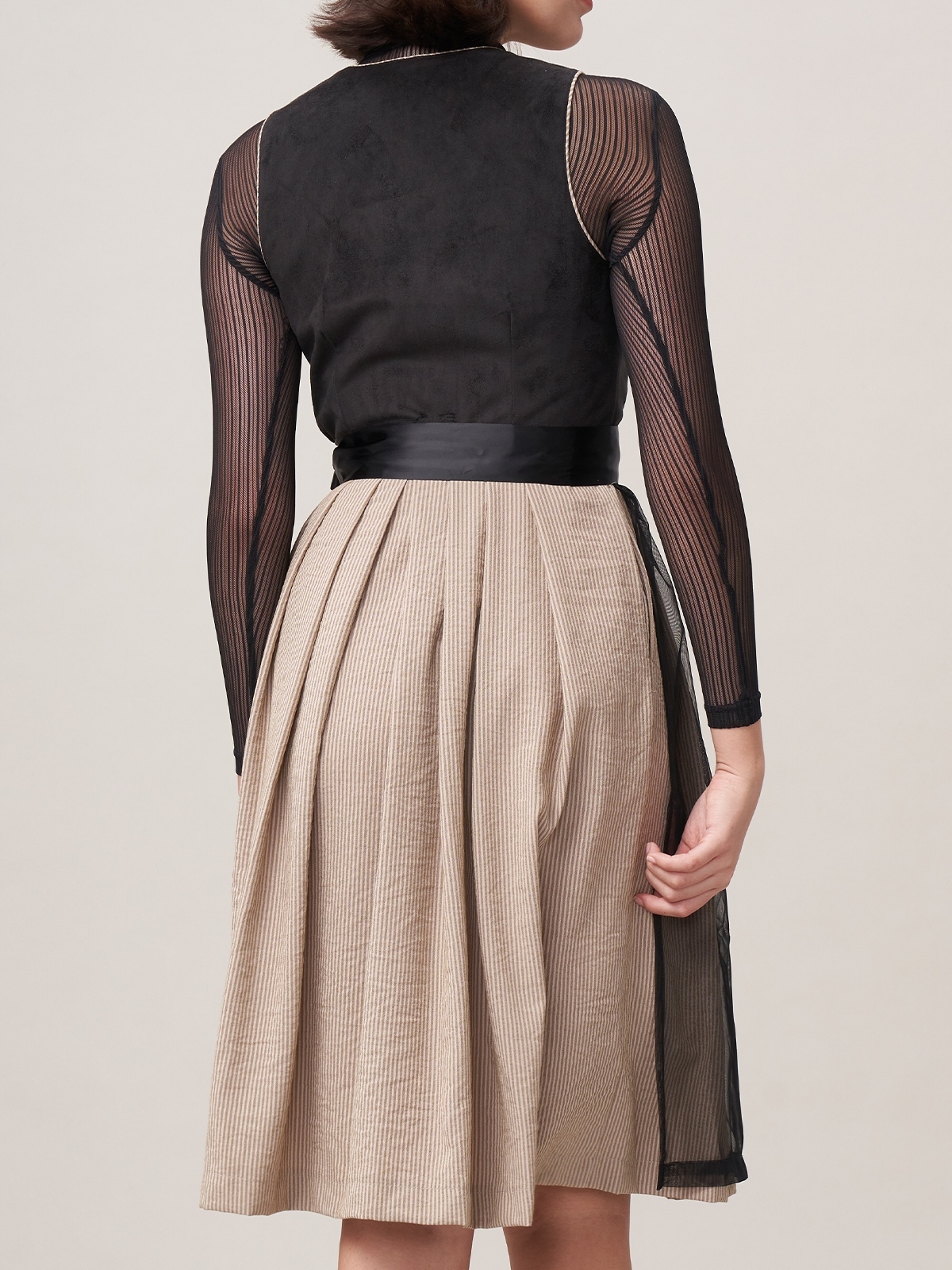 Schwarzes Dirndl mit modernem Schnitt