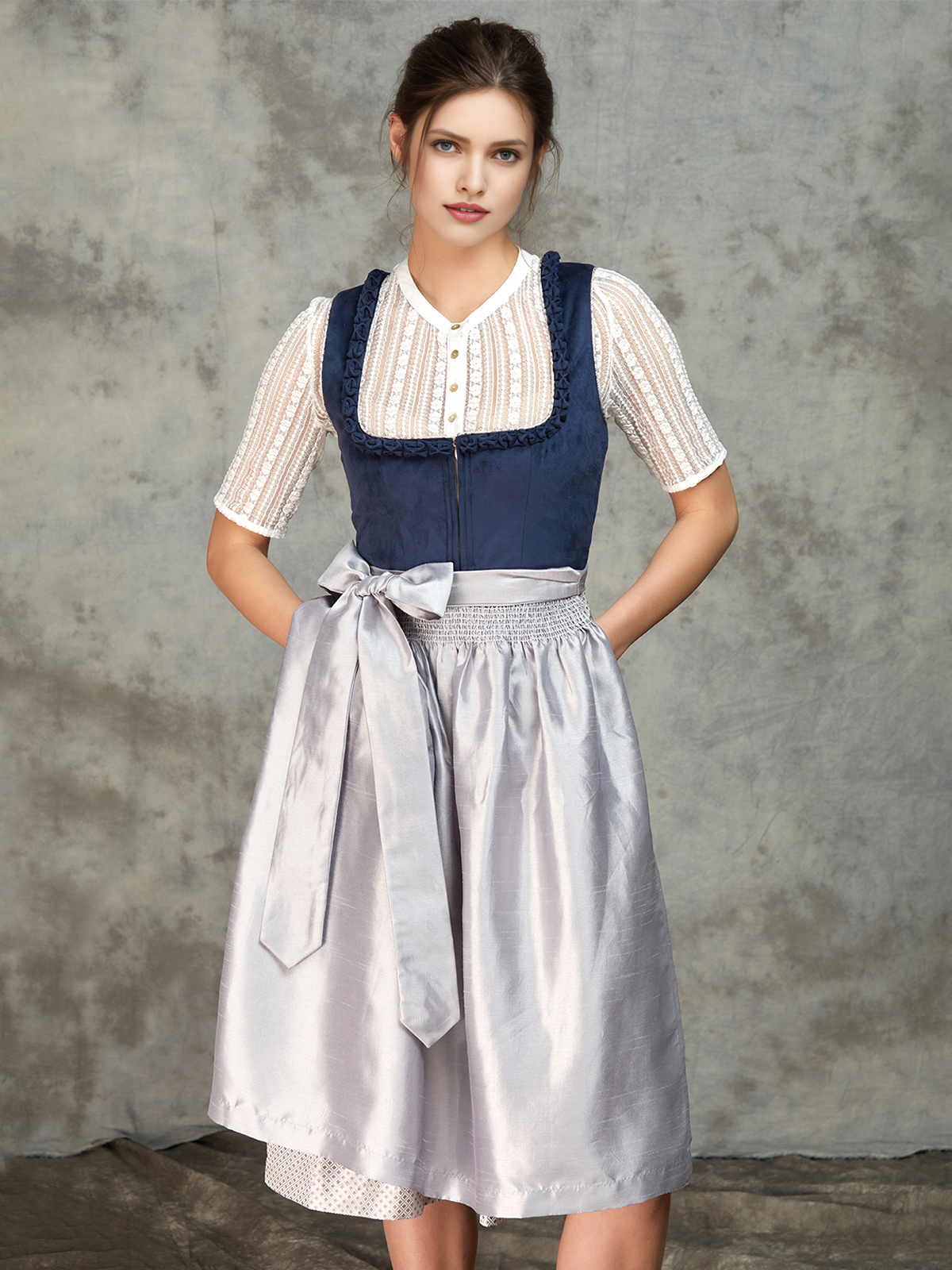 Dirndl Beige Samt in eleganter Ausführung