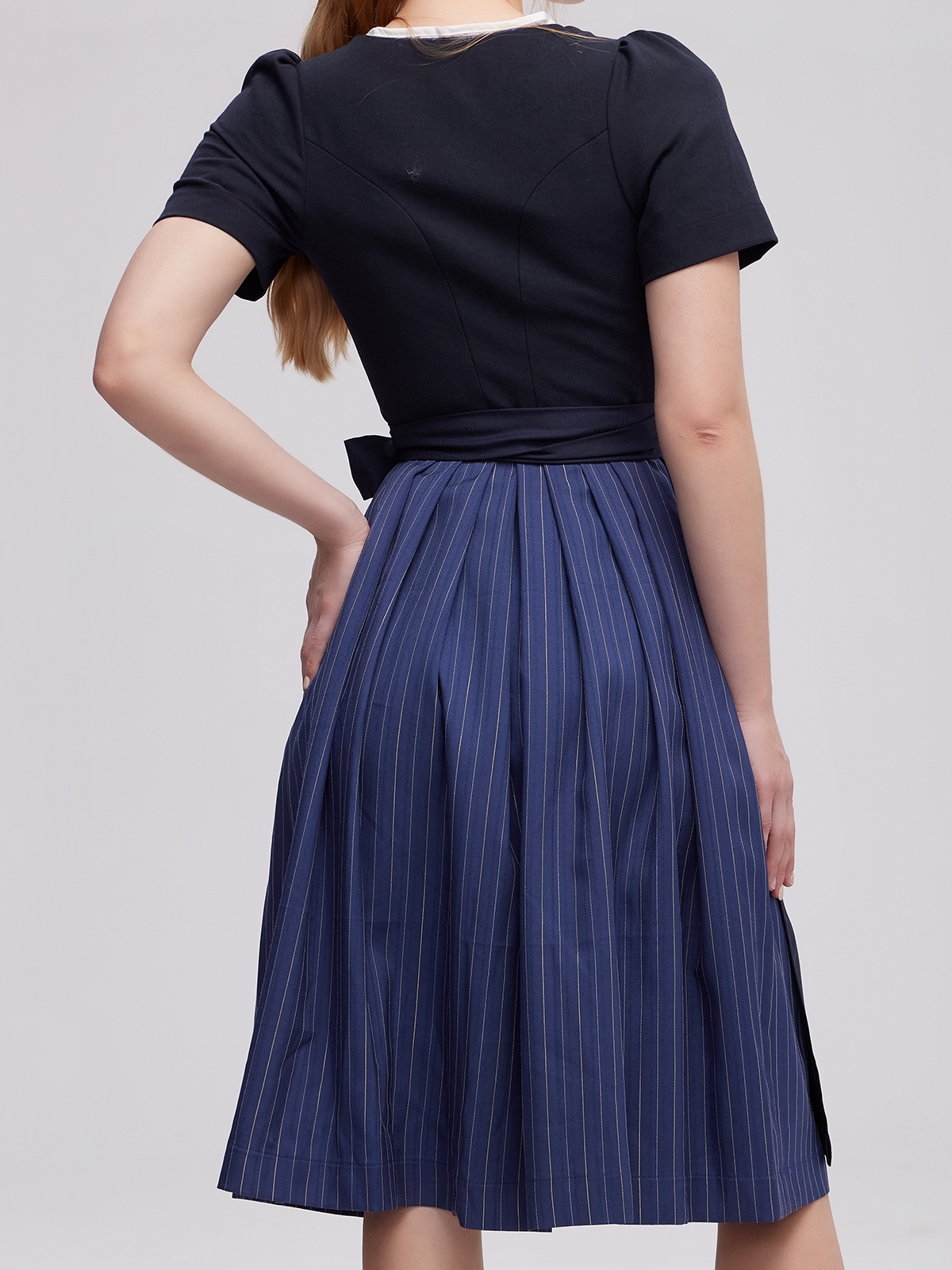 Elegantes blaues Dirndl mit perfektem Schnitt