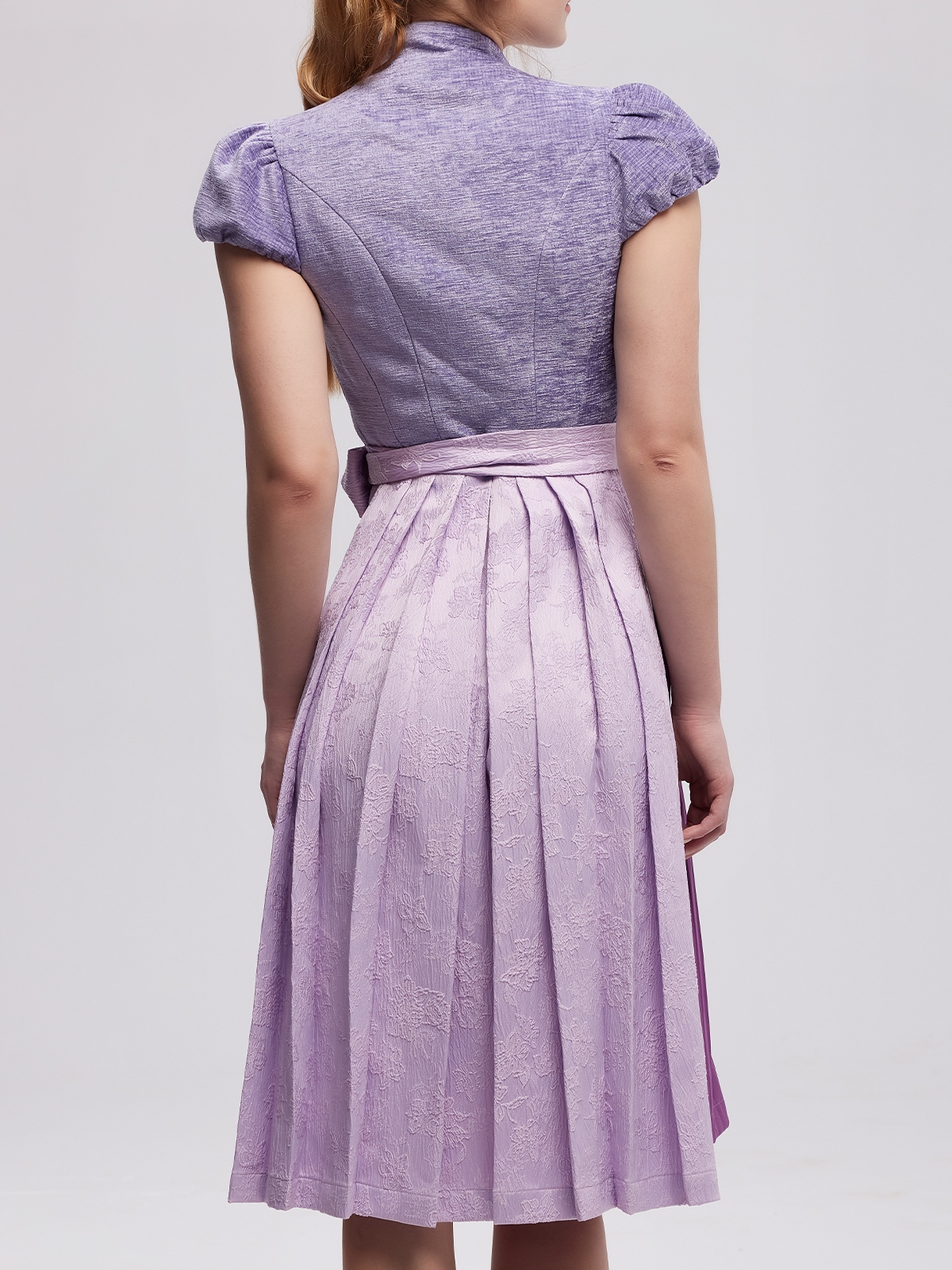 Lila Dirndl mit floralen Details