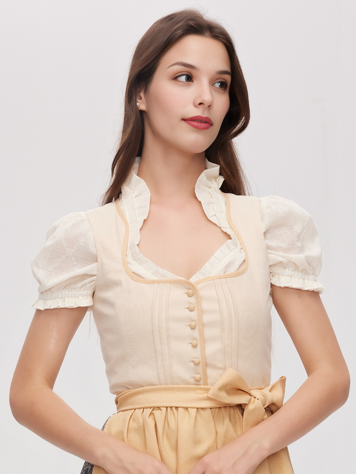 Rotes Dirndl mit gelber Schürze