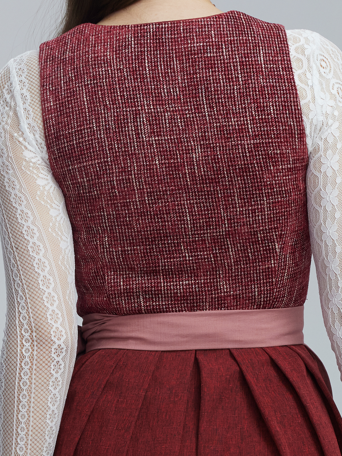 Modernes graues Dirndl mit schlanker Silhouette