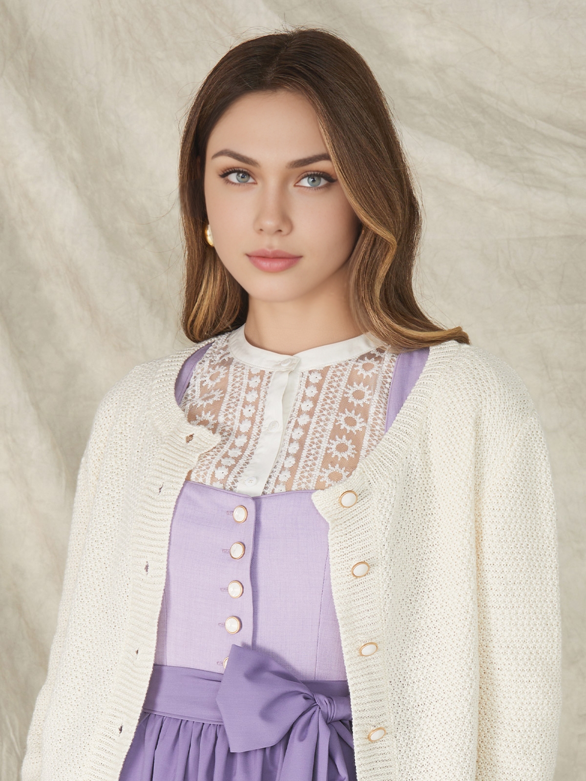 Elegantes weißes Dirndl mit modernem Schnitt