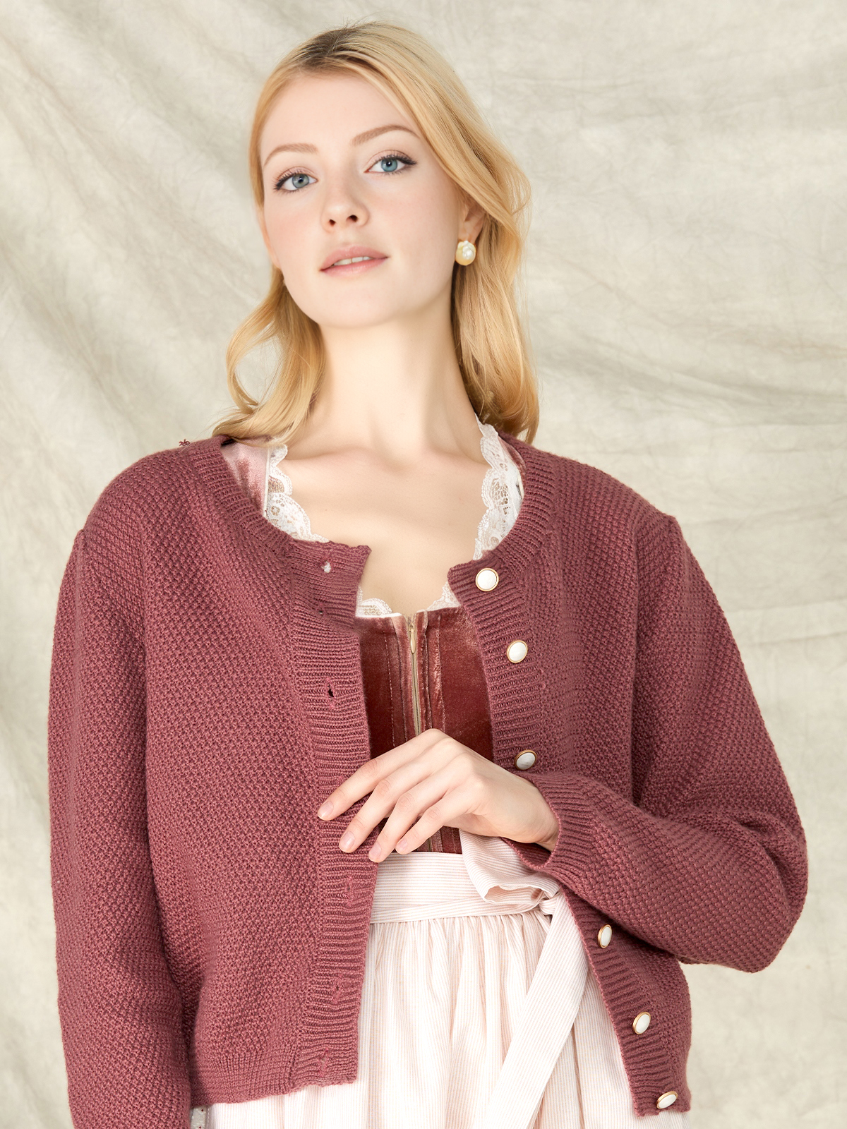 Dirndl Creme Beige mit floralen Details