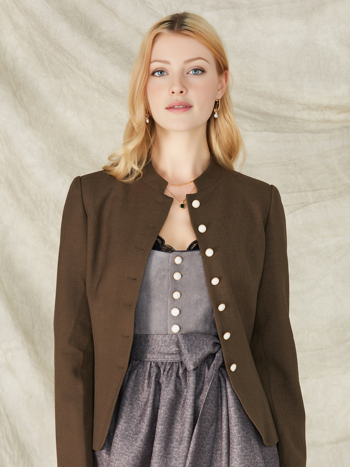 Modernes Dirndl in Beige und Grün