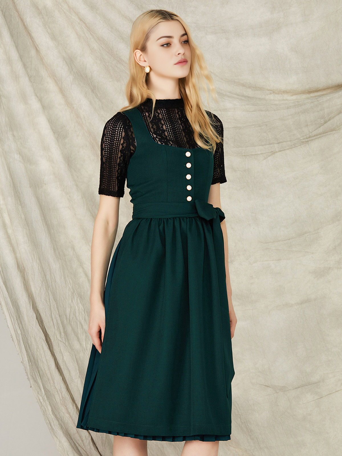 Dirndl in Grün mit floralen Details