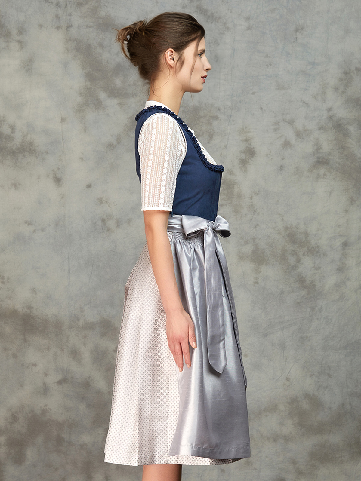 Elegantes schwarzes Dirndl mit Spitzendetails