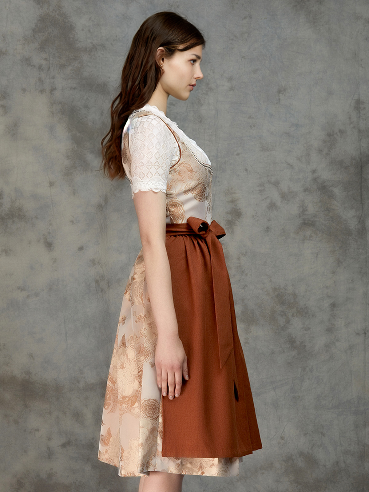 Dirndl Blau in Braun – Ein ungewöhnlicher Kontrast