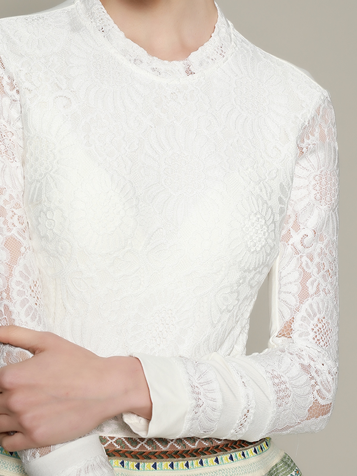 Mini Dirndl in Weiß mit floralen Details