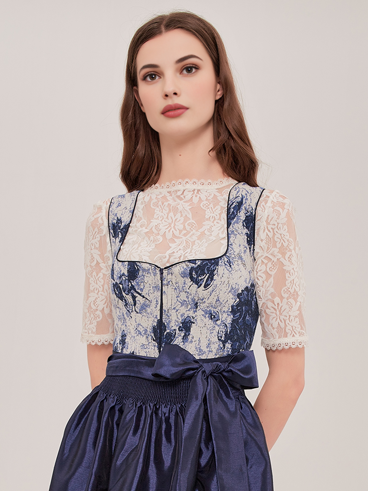 Modernes blaues Dirndl mit floralen Details