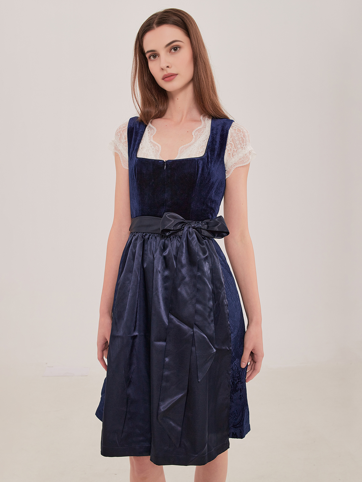 Modernes Dirndl in Blau – schlanker Schnitt, perfekt für den Stadtlook