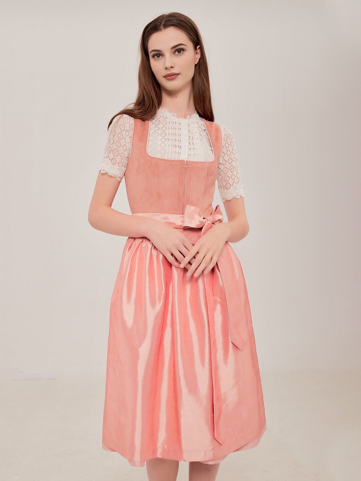 Modernes Dirndl in Rosa mit floralen Details