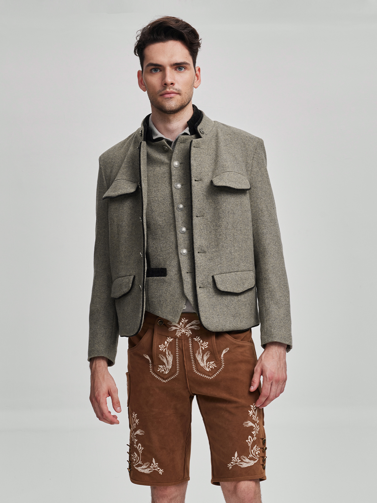 Ein elegantes hellblaues Samt-Dirndl in einem sonnigen Garten