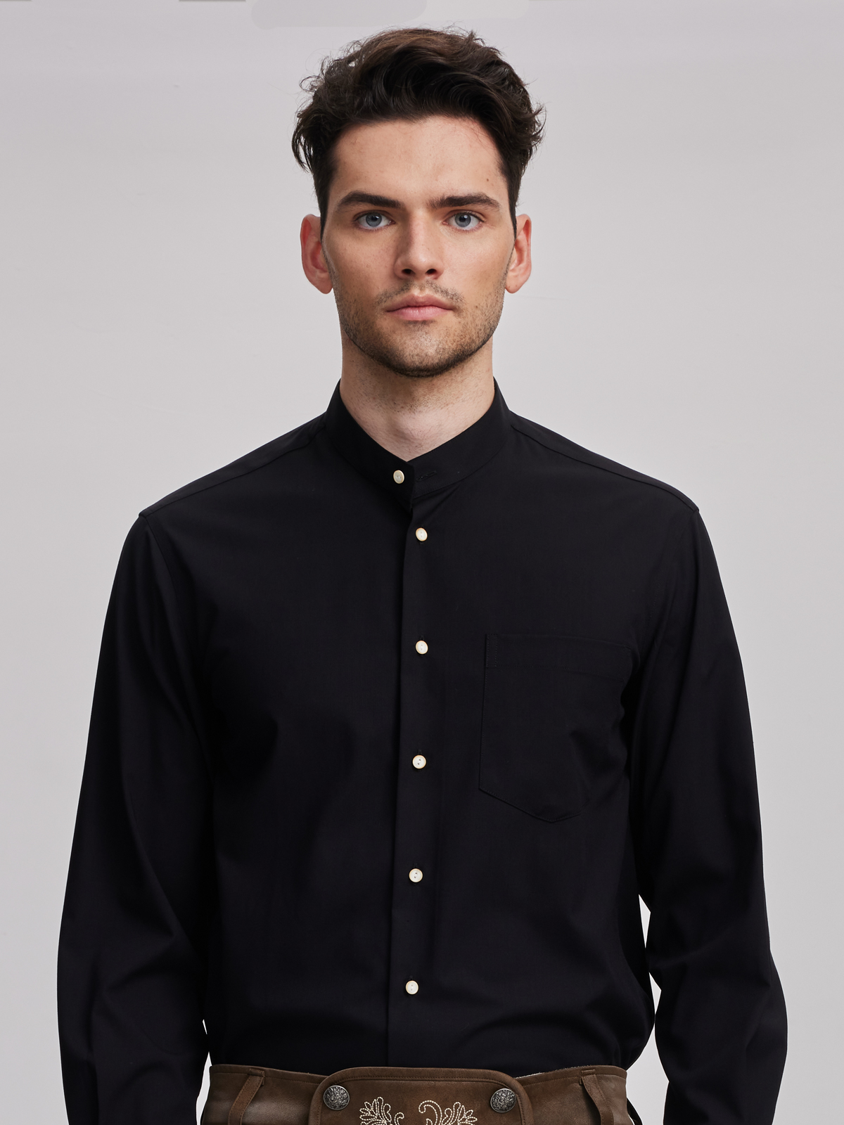 Modernes schwarzes Dirndl mit schlankem Schnitt