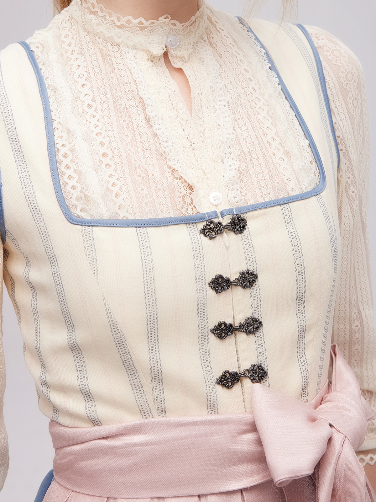 Ja Mei Dirndl in Beige – Eleganz pur