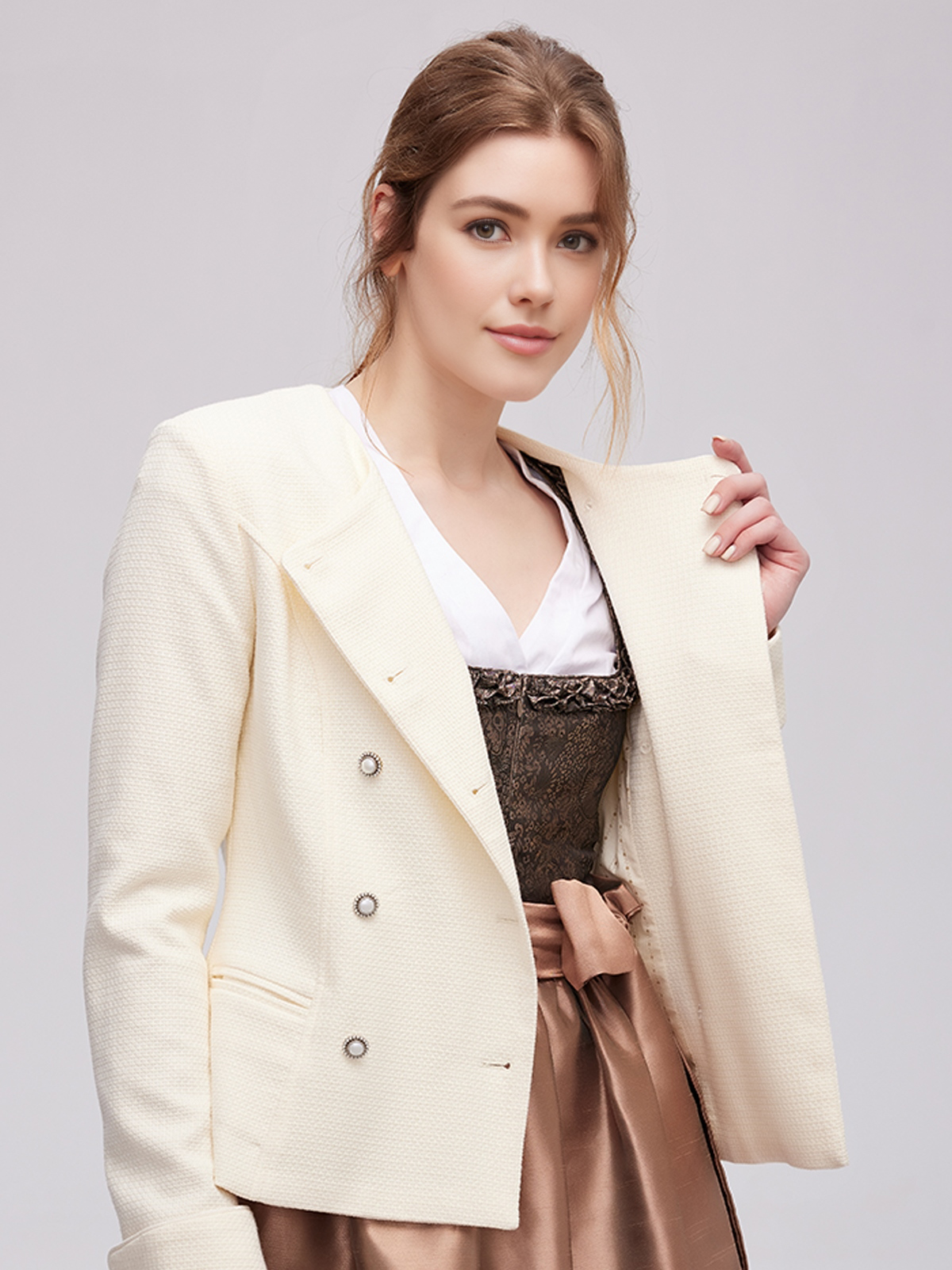 Dirndl in Brombeer – Eleganz pur