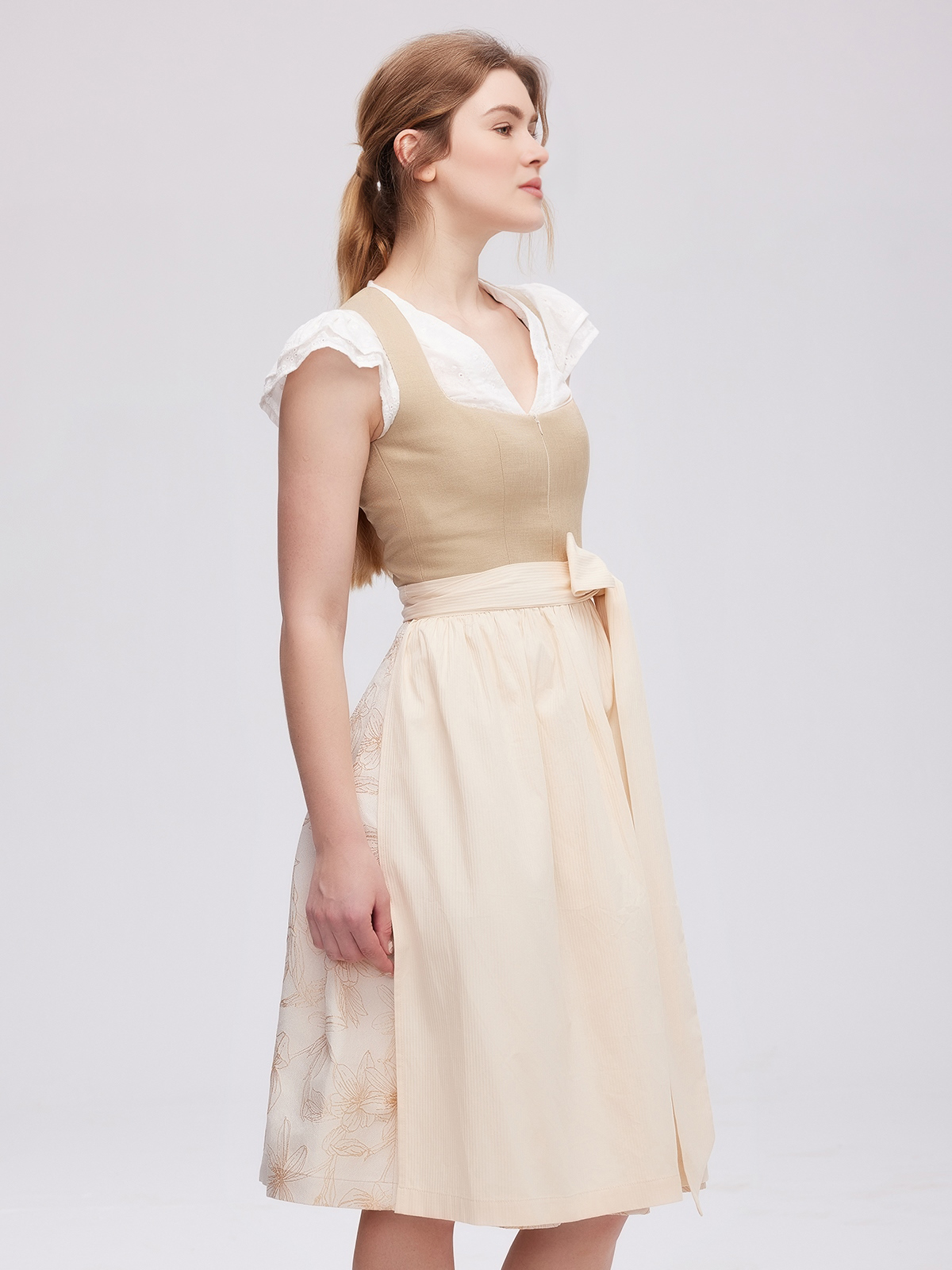 Braunes Dirndl mit modernem Schnitt