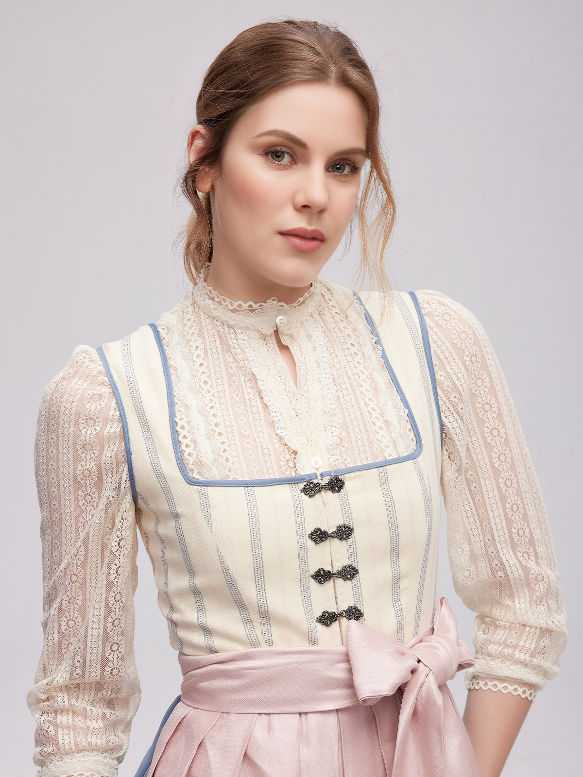 Modernes Dirndl in Beige – perfekt für den urbanen Look