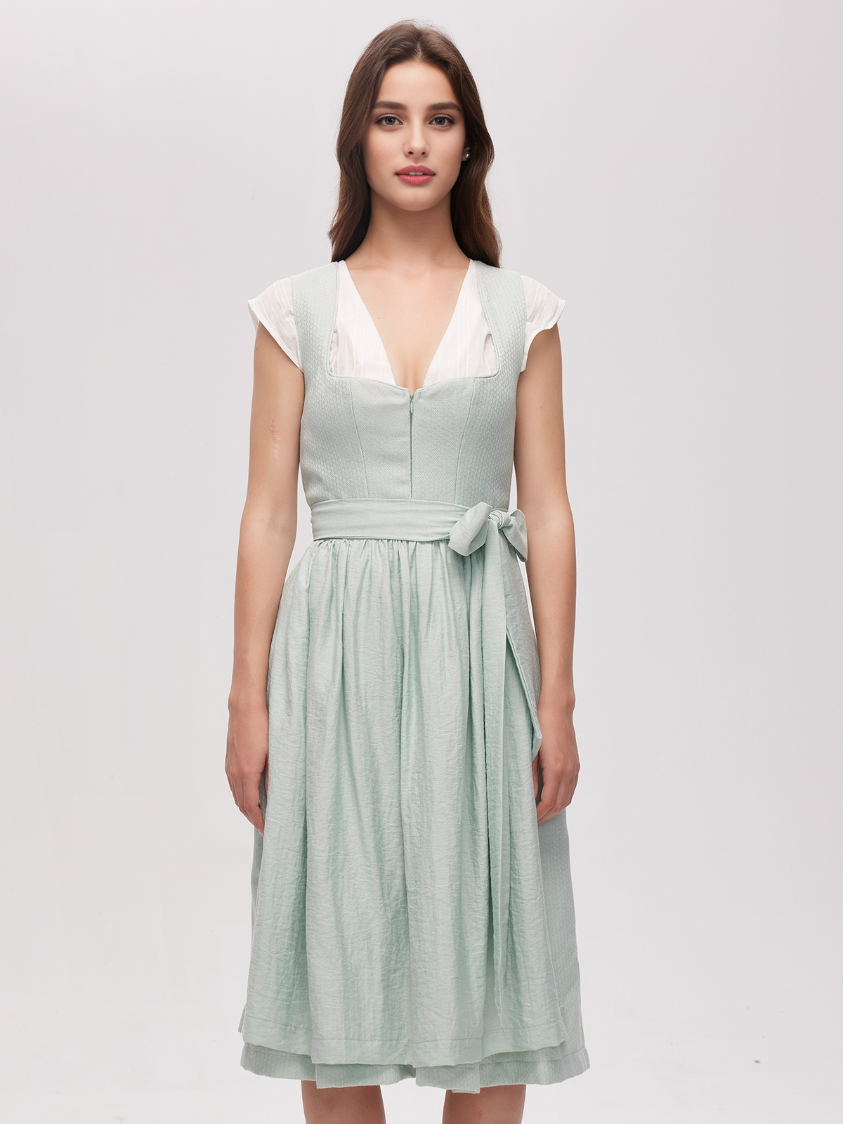 Moderner Dirndl-Look in Grün mit Trachtenjacke