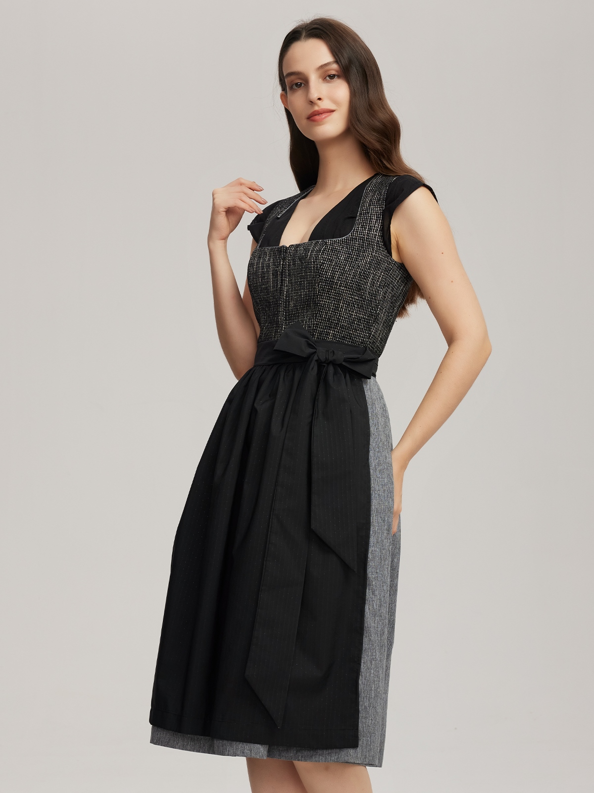 Modernes Dirndl mit Hakenverschluss